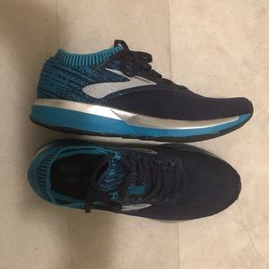 Never worn Brook running sneakers